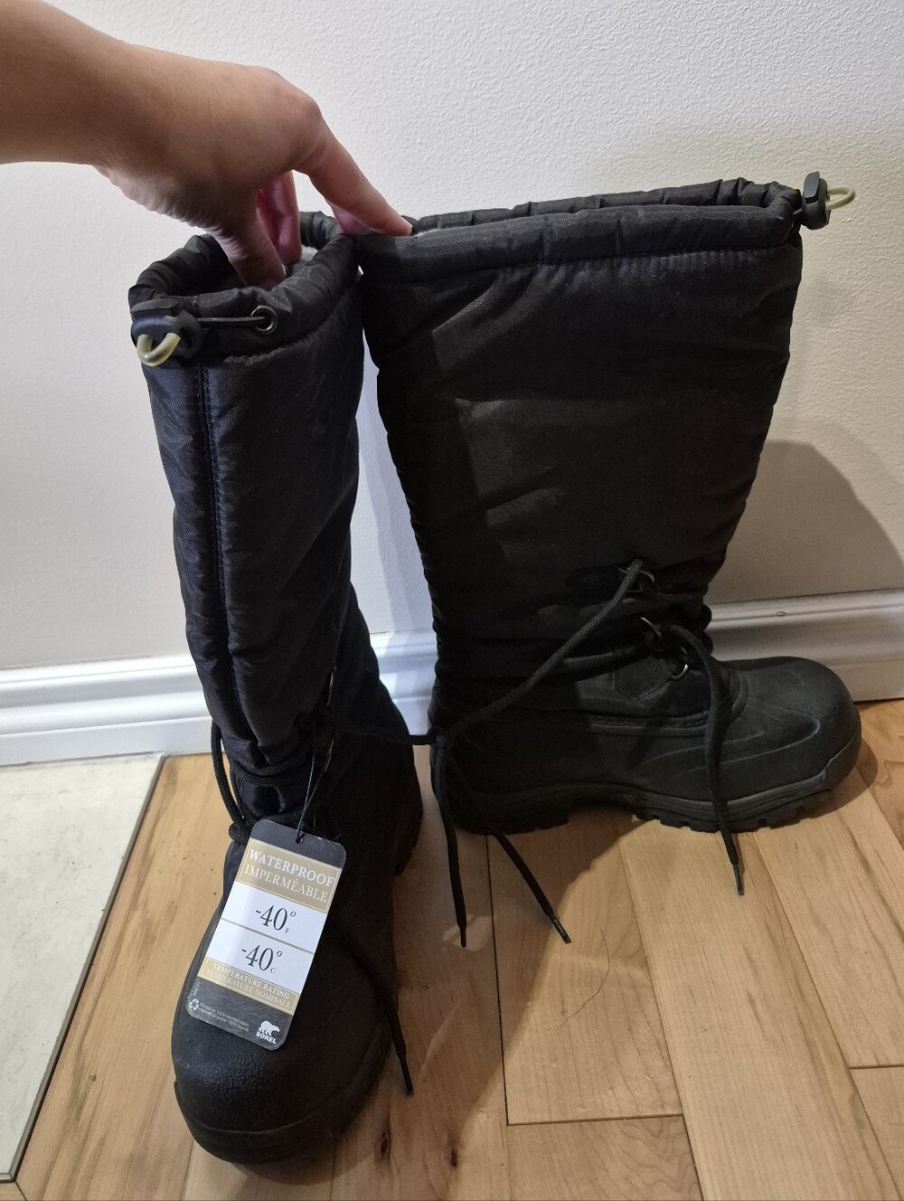 Brand new Sorel women's size 7 (7.5 or 8 if wearing thin socks), good to -40C